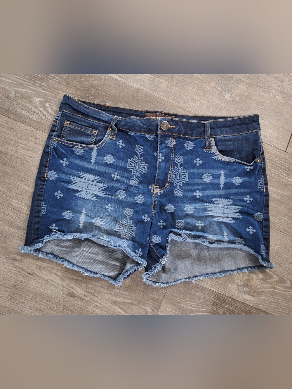 Bit & Bridle Bluewestern Aztec  Patterned Denim Cutoff Shorts- Size 16